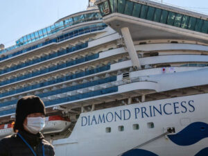 Uninfected passengers disembark from virus-hit ship in Japan