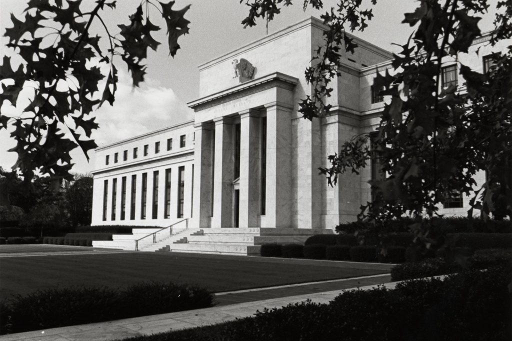 Online Banks Quietly Lower Savings Yields After Fed\u2019s Rate Cuts and Pause