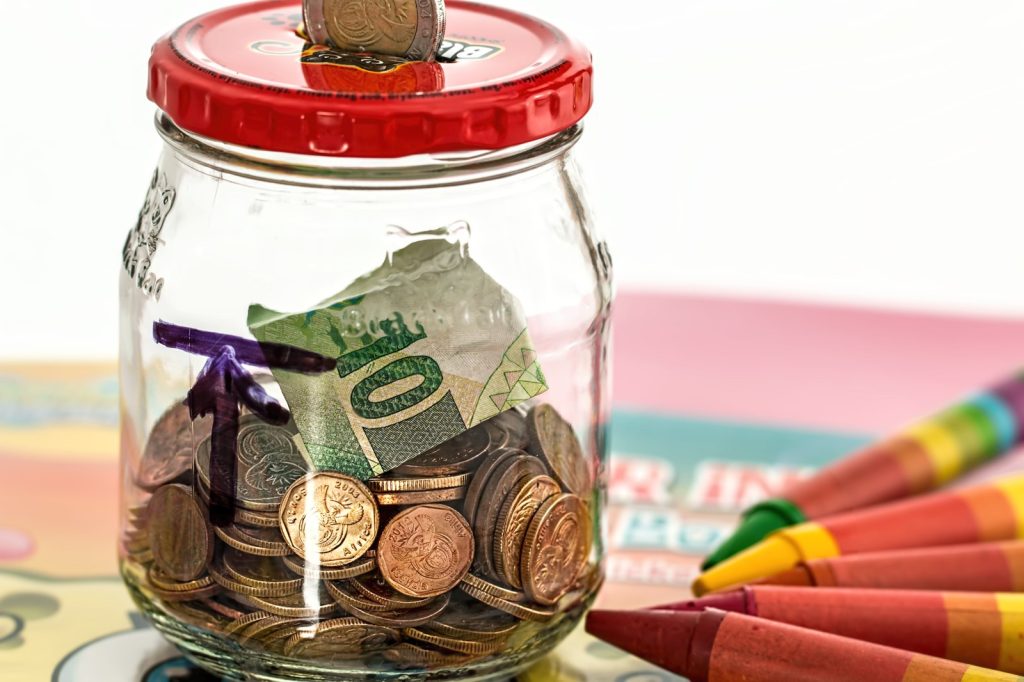 Bank Analogy: Pantry vs. Lunchbox for Everyday Cash Storage