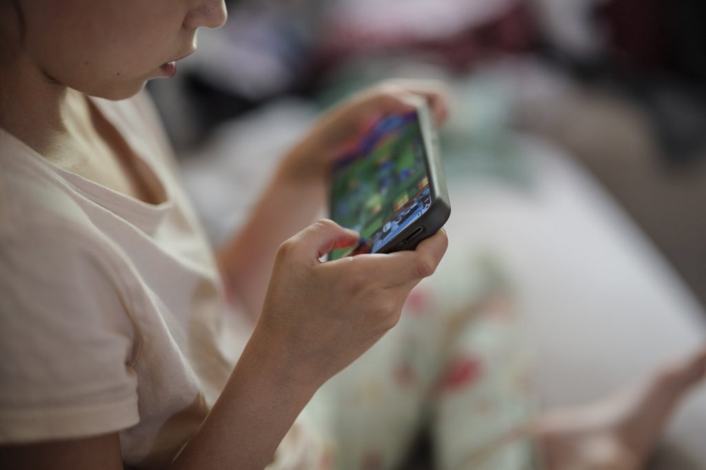 Screen Time, Family Structure, Nutrition Linked to IQ Decline