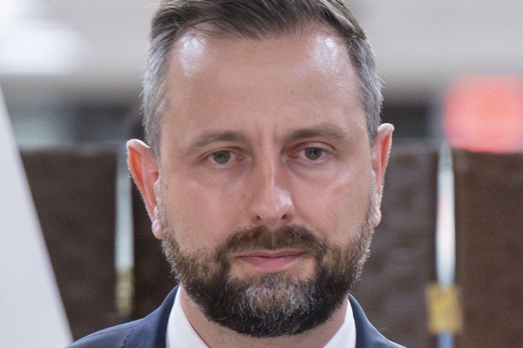 Polish Defense Minister Calls on US Industry to Build European Facilities to Strengthen NATO Supply Chains